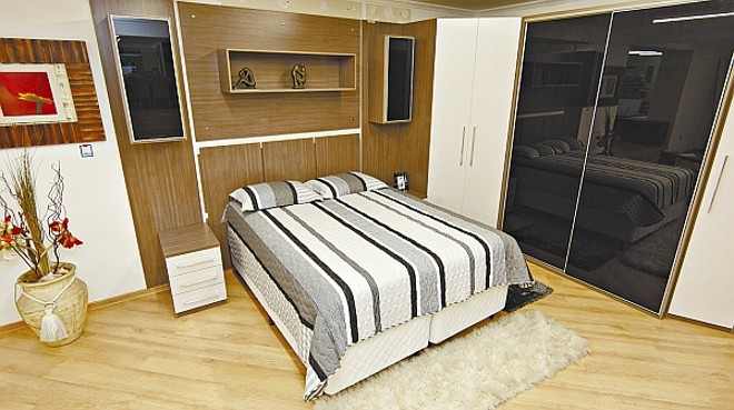 Porta de correr é item de inovação. Dormitório em exposição na Móveis Capão Raso |