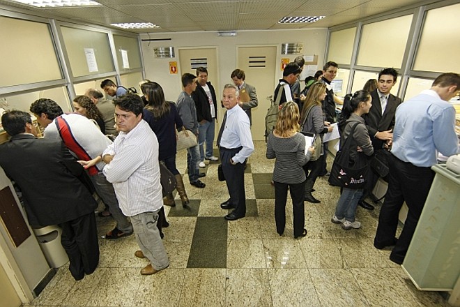 Lotação máxima: o grande número de usuários que passam todos os dias pelo Fórum Cível de Curitiba levou o Tribunal de Justiça do Paraná a estudar a transferência para outro edifício | 