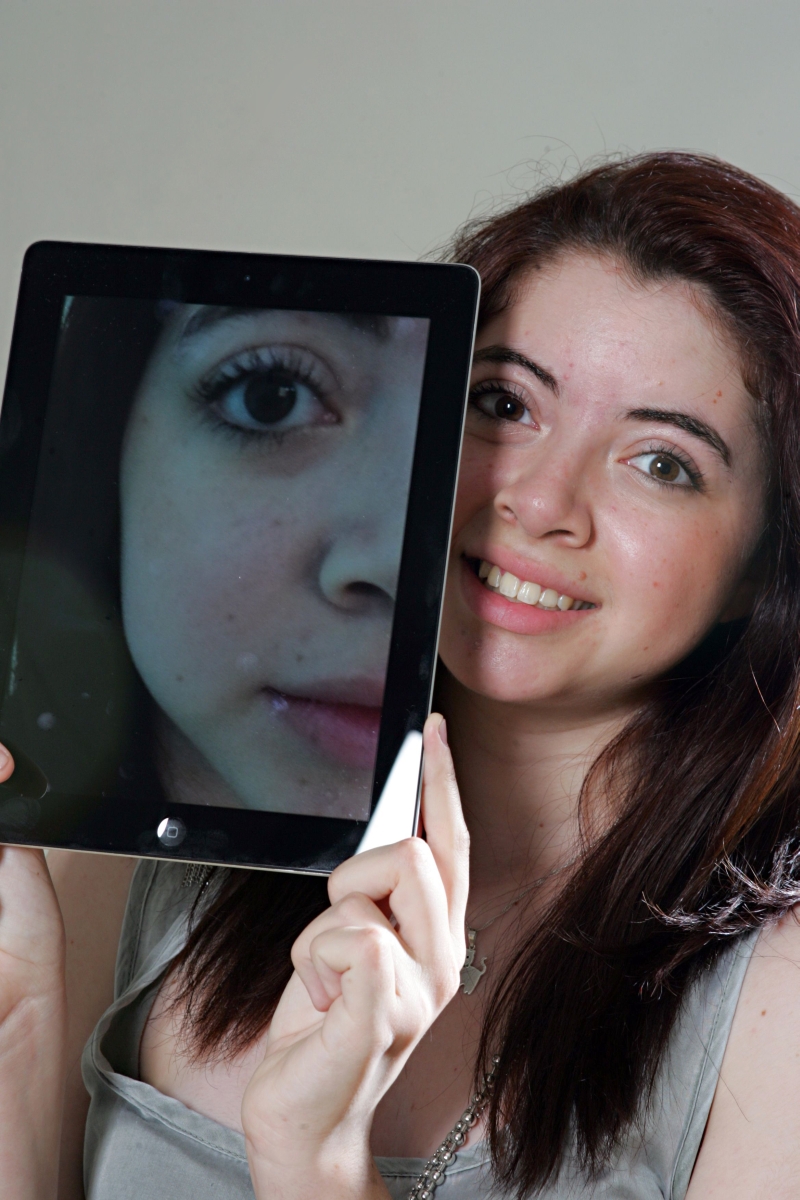 Carolina, que comprou o iPad 2 em Nova York: "Teria esperado a chegada da nova versão, se não tivesse tido essa oportunidade" | Ivonaldo Alexandre/ Gazeta do Povo