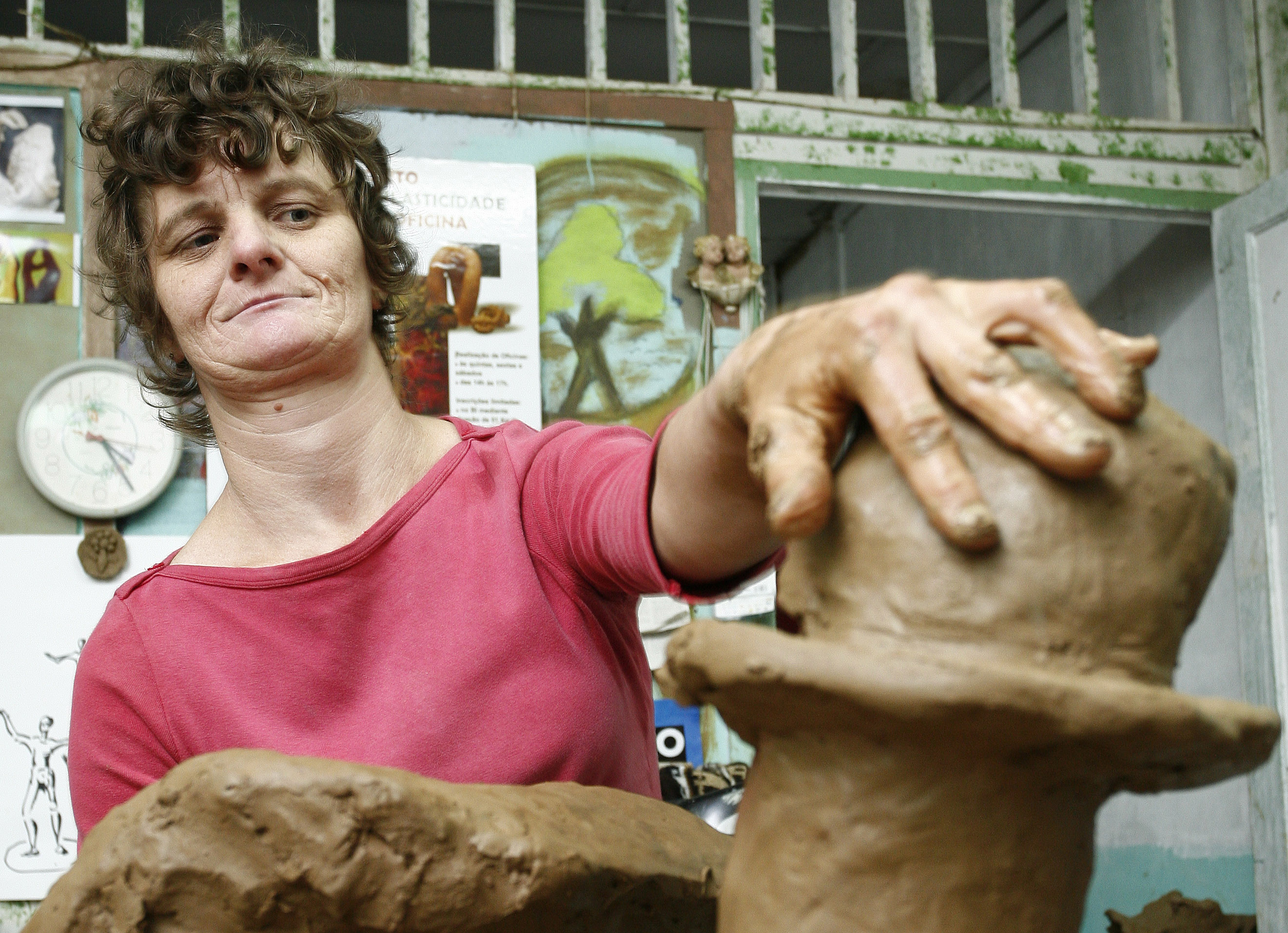 Clélia Budachi nasceu com paralisia cerebral e diz que o trabalho com a argila a deixa mais calma | Antônio Carlos Locatelli/UEM