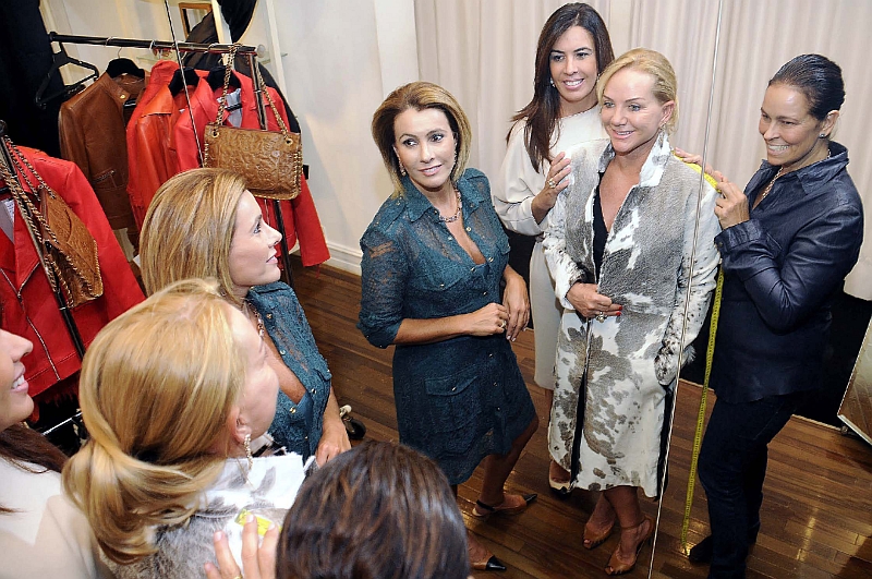 A estilista Patrícia Vieira Carioca (à dir., de azul) tira as medidas de Clemilda Thomé durante o brunch de lançamento da coleção Outono 2011 da Bazaar Fashion, na última terça-feira, ao lado das sócias da multimarcas, as irmãs Andréa El Omeiri e Márcia Almeida (ambas à esq.) | Kraw Penas