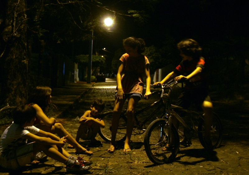 Adolescentes de Foz do Iguaçu ao cair da tarde: o município não aderiu ao toque de recolher por falta de apoio dos vereadores e do Judiciário | Christian Rizzi/Gazeta do Povo