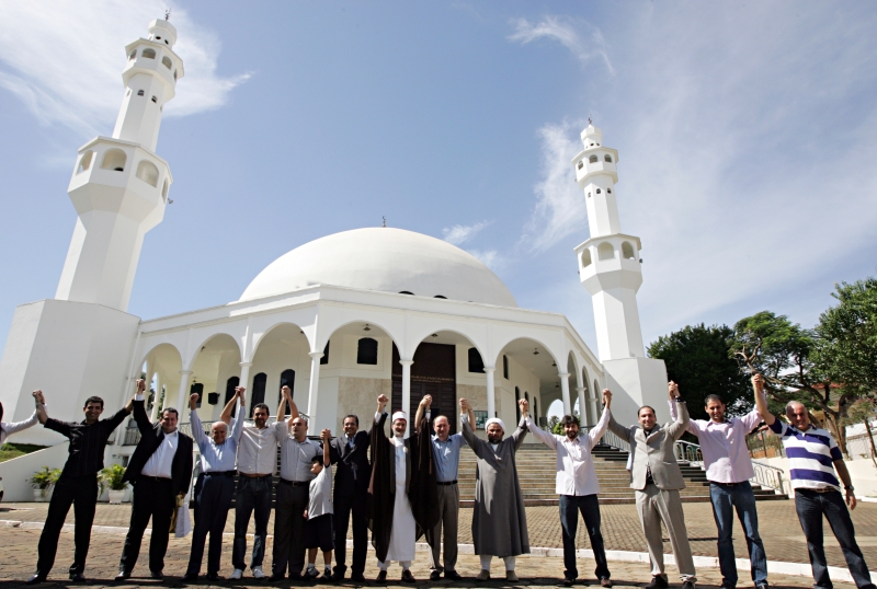 Comunidade árabe de Foz se reuniu em frente a mesquita para protestos: líderes falam em conspiração e em falta de provas | Cristian Rizzi/Gazeta doPovo