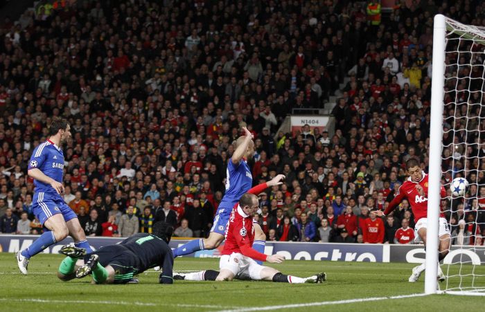 O mexicano Javier "Chicarito" Hernández marca o primeiro do Manchester United na vitória por 2 a 1 sobre o Chelsea | Darren Staples / Reuters