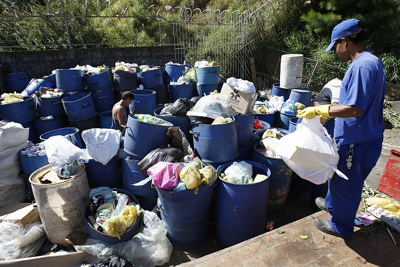 Área de separação do lixo no Parque Residencial Fazendinha: 1,3 tonelada diária de resíduos precisa ser destinada adequadamente | Jonathan Campos/Gazeta do Povo
