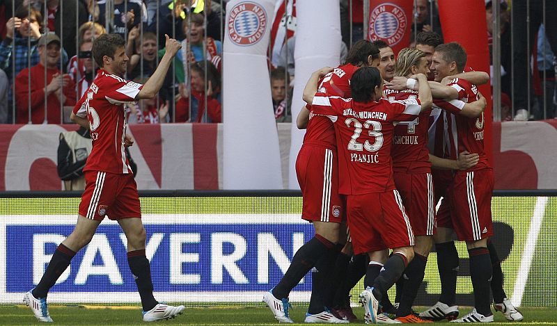 Mario Gómez, à esquerda, comanda a vitória do Bayern | Michaela Rehle / Reuters