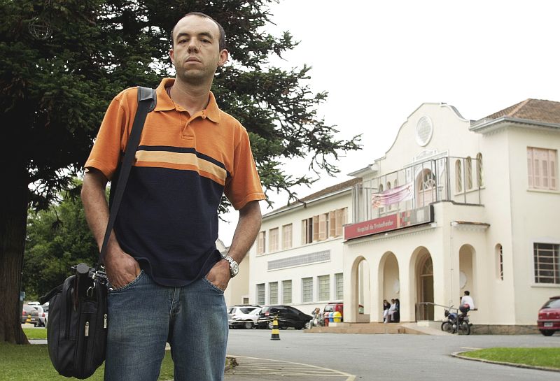 Geraldo Batista da Costa, estudante do penúltimo ano de Medicina da UFPR, faz internato o dia todo no Hospital do Trabalhador. | Hugo Harada/ Gazeta do Povo