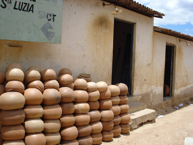 A produção de peças de cerâmica pelas mulheres é uma das tradições mantidas há gerações pelas famílias | Foto: Divulgação/Incra/PB