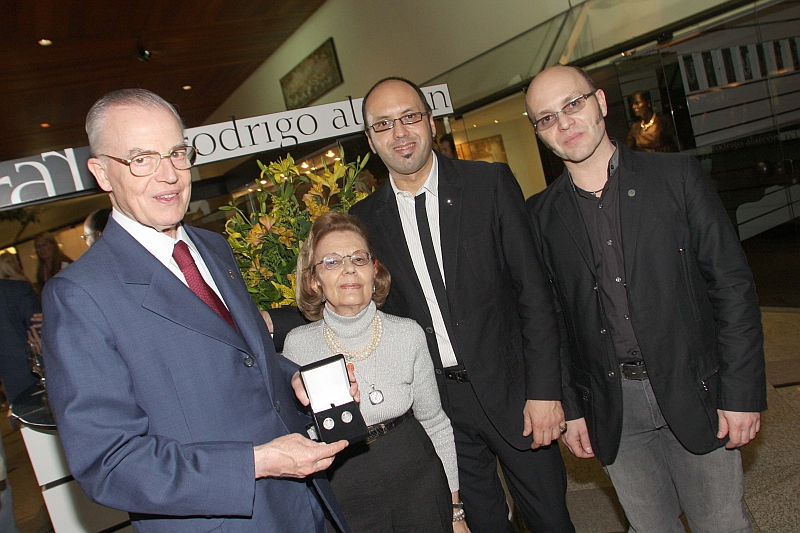 O príncipe Bertrand de Orleans e Bragança foi o convidado especial do coquetel de lançamento da coleção de joias 1822 Tesouros do Império, assinada pelos irmãos Rodrigo e Marcelo Alarcon (ambos à dir.). As peças, feitas com moedas de prata originais do período imperial brasileiro, foram apresentadas nesta terça-feira, no Design Center. Dom Bertrand ganhou de presente um par de abotoaduras. Também na foto, a professora Clotilde Germiniani | Mauro Campos