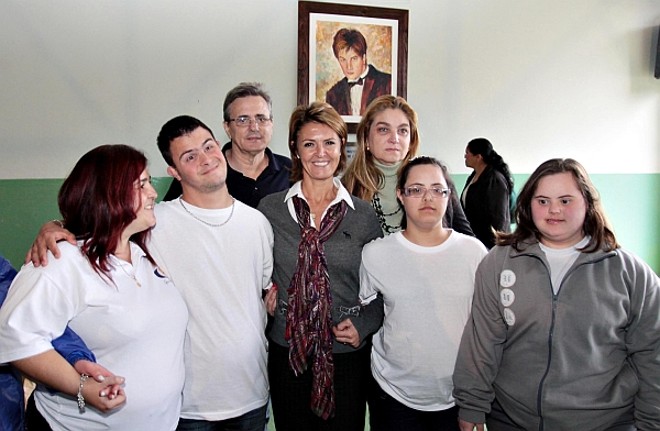 Fernanda Richa prestigiou ontem a festa de um ano de fundação do Instituto Gui Darin, que atende a 132 jovens com necessidades especiais. Ela foi convidada pelo casal Carla e Marcio Darin (atrás dela) para ser a madrinha da entidade, que assumiu a função de mantenedora da Associação Paranaense para o Desenvolvimento do Potencial Humano (Apadeh), na Vila Izabel. Ao fundo, o retrato de Guilherme Darin, que dá nome à instituição |