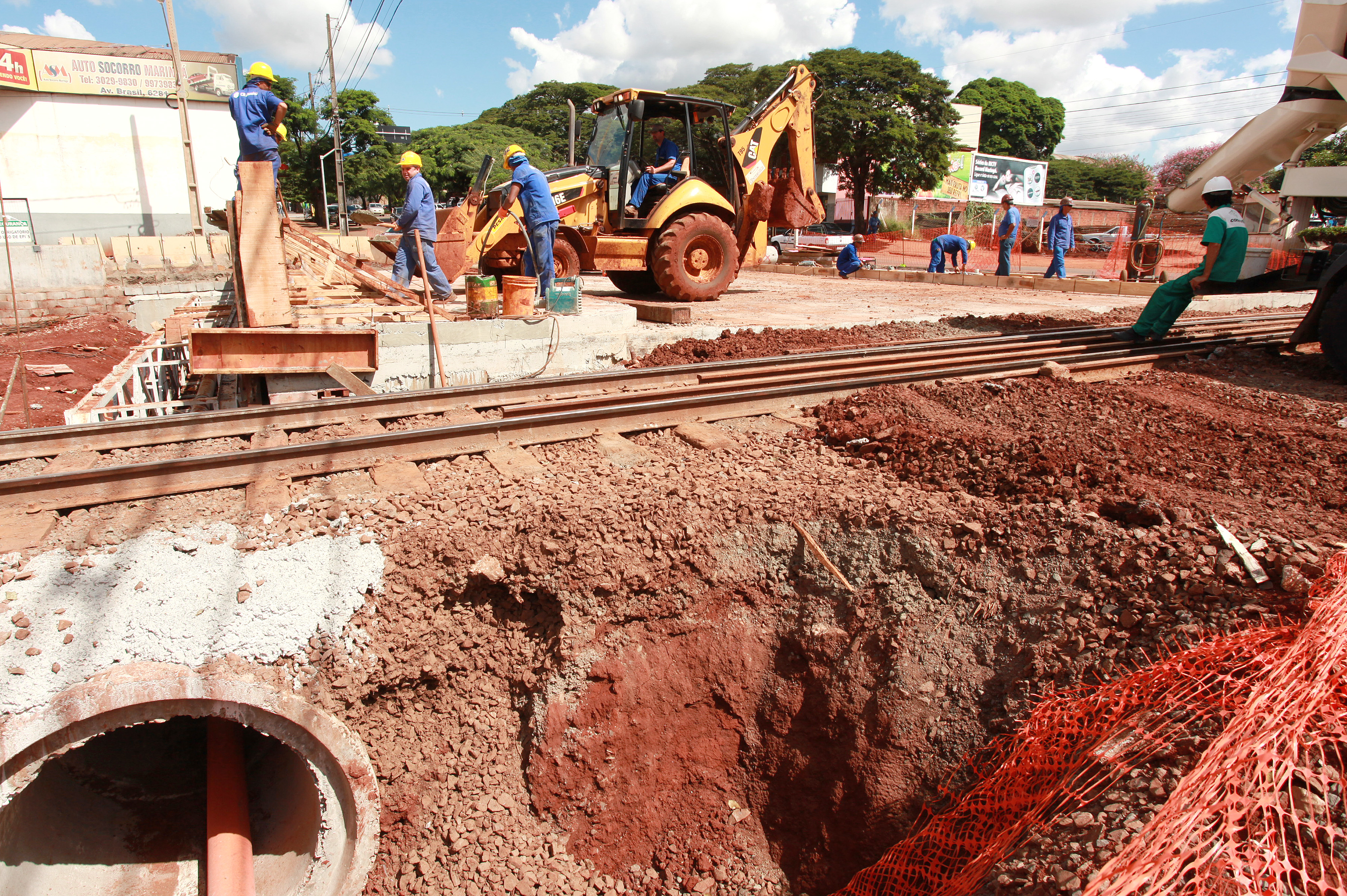 Nos últimos dias estão sendo finalizados os trabalhos de concretagem da laje do viaduto, meio-fio, calçada e guarda-corpo laterais | Divulgação - PMM