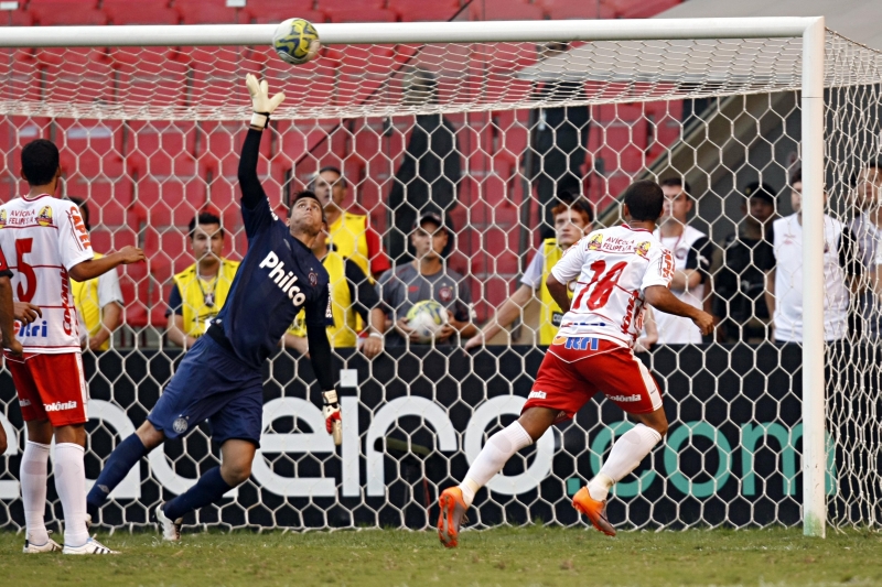 Aos 34 minutos do segundo tempo o travessão salvou o Furacão do gol de empate | Albari Rosa/ Gazeta do Povo
