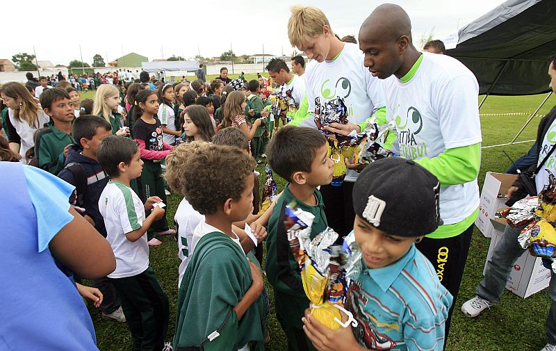 Jogadores do Coritiba distribuem ovos de páscoa para crianças da região do CT do Atuba | Hedeson Alves / Agência de Notícias Gazeta do Povo