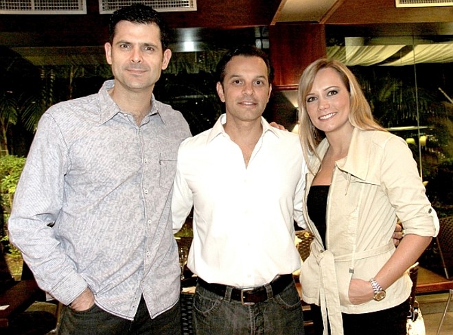 Os sócios André Caldeira (à esq.) e Marcelo Woellner com Danielle Babinski Faé, gerente de marketing da Rede Slaviero Hotéis, na inauguração do restaurante Mediterrâneo Jardins, no hotel Slaviero Executive Jardins, em São Paulo, na última terça |
