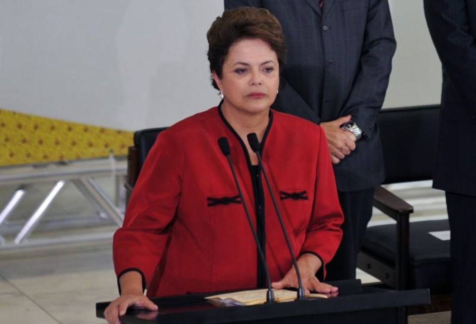 Abatida, Dilma pede um minuto de silêncio por estudantes mortos em massacre no Rio de Janeiro | Agência Brasil/Antonio Cruz