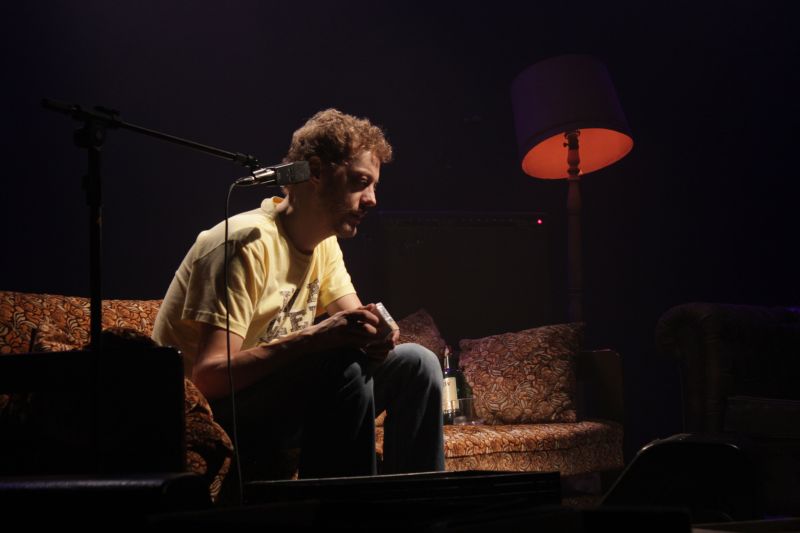 Guilherme Webber em cena de Trilhas Sonoras de Amor Perdidas, de Felipe Hirsch | Murilo Hausers / Divulgação