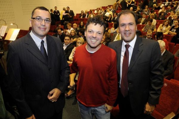 Leandro Knopfholz (ao centro), diretor do Festival de Curitiba, com o diretor-geral do Grupo Bom Jesus, Jorge Siarcos (à esq.), e o pró-reitor administrativo da FAE, Régis Negrão, na reinauguração do Teatro Bom Jesus, realizada no sábado. A cerimônia reuniu mais de 500 convidados, que assistiram à estreia da peça "Tio Vânia", do Grupo Galpão | Kraw Penas
