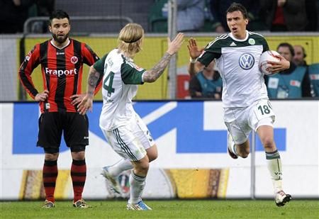 Mario Mandzukic (direita) e Simon Kjaer (centro) comemoram empate do Wolsfburg contra o Eintracht Frankfurt | Fabian Bimmer / Reuters