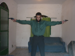 Foto divulgada nesta sexta-feira mostra Wellington barbado e com 2 armas | Foto: Divulgação/Seseg