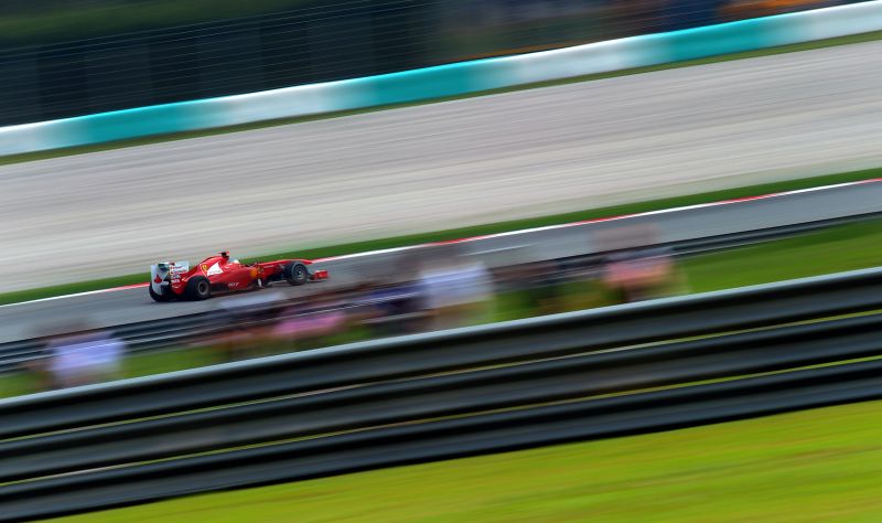 Fernando Alonso ficou bem distante das primeiras colocações nos treinos que antecederam o GP da Malásia, na madrugada deste domingo: Entendemos agora não ter referência precisa da nossa velocidade | Saeed Khan/ AFP