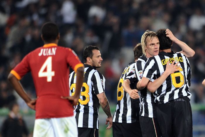 Brasileiro Juan, da Roma, assiste a comemoração do gole de Krasnic, da Juventus | Vincenzo Pinto / Reuters