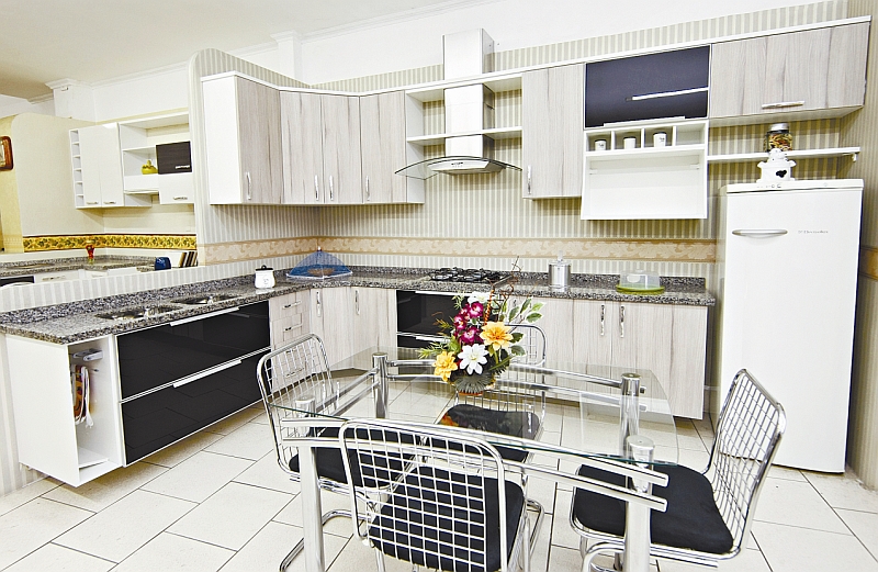 Cozinha moderna e funcional, no show room da Móveis Capão Raso | Antonio More/Gazeta do Povo