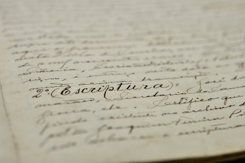 Manuscrito de 1873, arquivado no cartório mais antigo de Ponta Grossa, registra a doação de uma grande área nas margens do Rio Tibagi à irmandade de São Sebastião. Na época, o terreno foi comprado por 950 mil réis | Reprodução/Henry Miléo/Gazeta do Povo