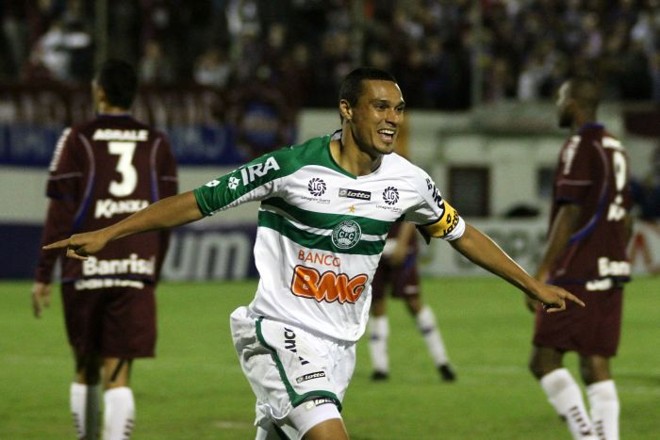 Zagueiro Emerson marcou o gol que garantiu o Coxa nas quartas da Copa do Brasil e o recorde | 