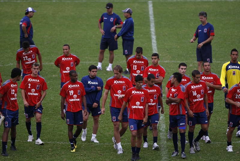 Jogadores do Paraná durante treino na Vila Capanema: excesso de contratações foi um dos pesos na contabilidade do clube em 2010 | Jonathan Campos/ Gazeta do Povo