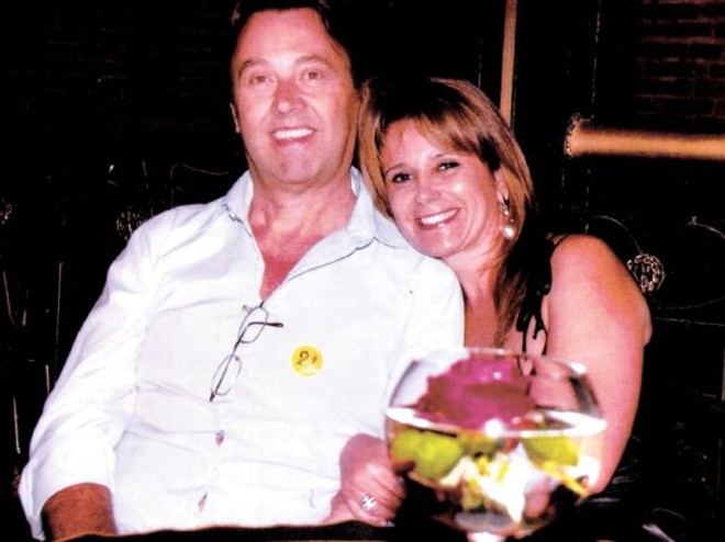 Juarez Kriger e Soraya Milanez aportaram sexta-feira no Wood. Lá, com amigos, brindaram a nova idade dele |