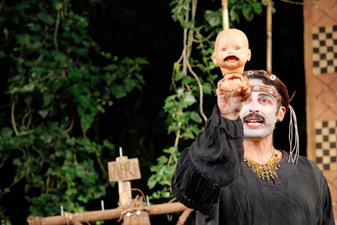 Abertura com espetáculo de rua (Sua Incelença, Ricardo III) popularizou o festival | 