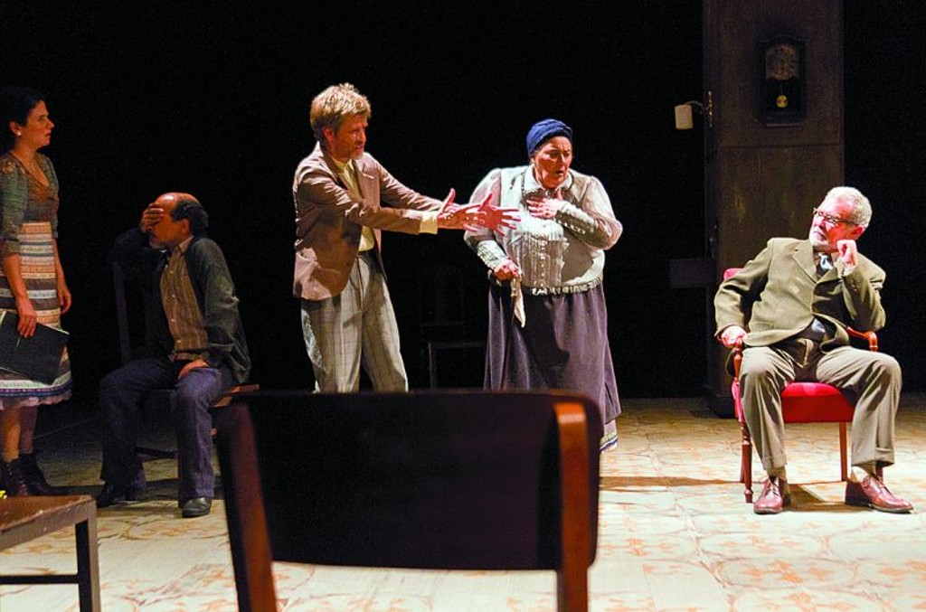 O Galpão optou por cenários reduzidos para valorizar a força das palavras do texto de Tio Vânia (aos Que Vierem Depois de Nós)