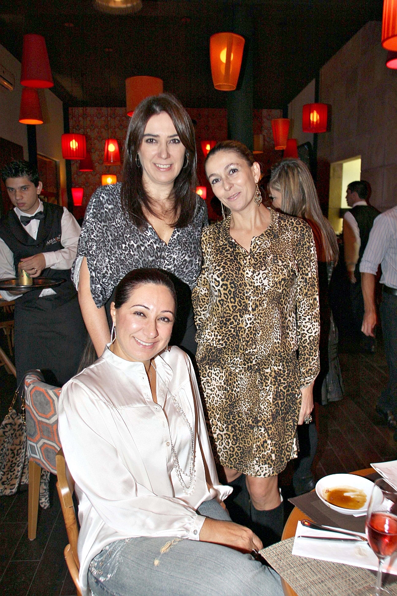 As irmãs Monica Fuoco (em pé, à esq.) e Graziella Fuzzo (sentada) com a arquiteta Ivangela Curra na inauguração do Arragui Bistrô, que tem entre os sócios o chef Armando Fuoco, marido de Monica. Ivangela assina o projeto da casa, na Visconde do Rio Branco | Jader da Rocha