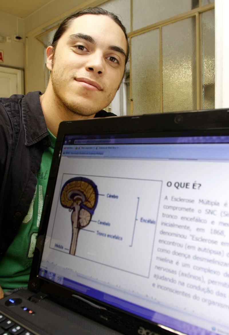 O historiador Carlos Eduardo, 24 anos, teve de enfrentar uma bateria de exames para descobrir que tinha esclerose múltipla | Hugo Harada/Gazeta do Povo