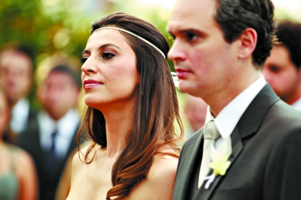 Em cerimônia oficiada pelo pastor Juarez Marcondes, da Igreja Presbiteriana Central, os noivos Giovanna Madalosso e Vítor Patalano trocam as alianças | Fotos: Diego Pisante