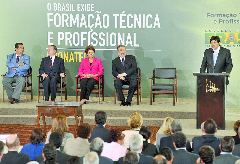 A presidente Dilma Rousseff e o ministro da Educação, Fernando Haddad, durante o lançamento do Pronatec: meta é chegar a 2014 com 550 escolas técnicas no país | José Cruz/ABr