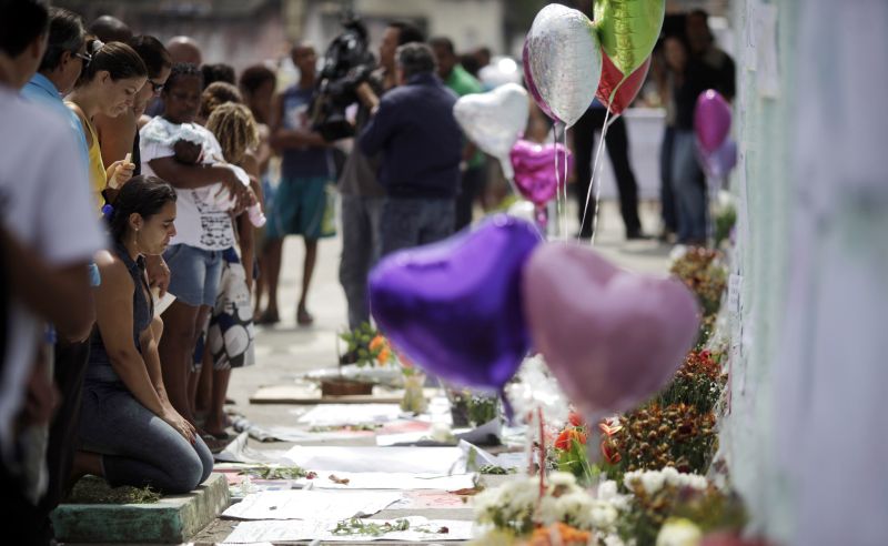 Homenagens no local da tragédia continuam | Ricardo Moraes/Reuters