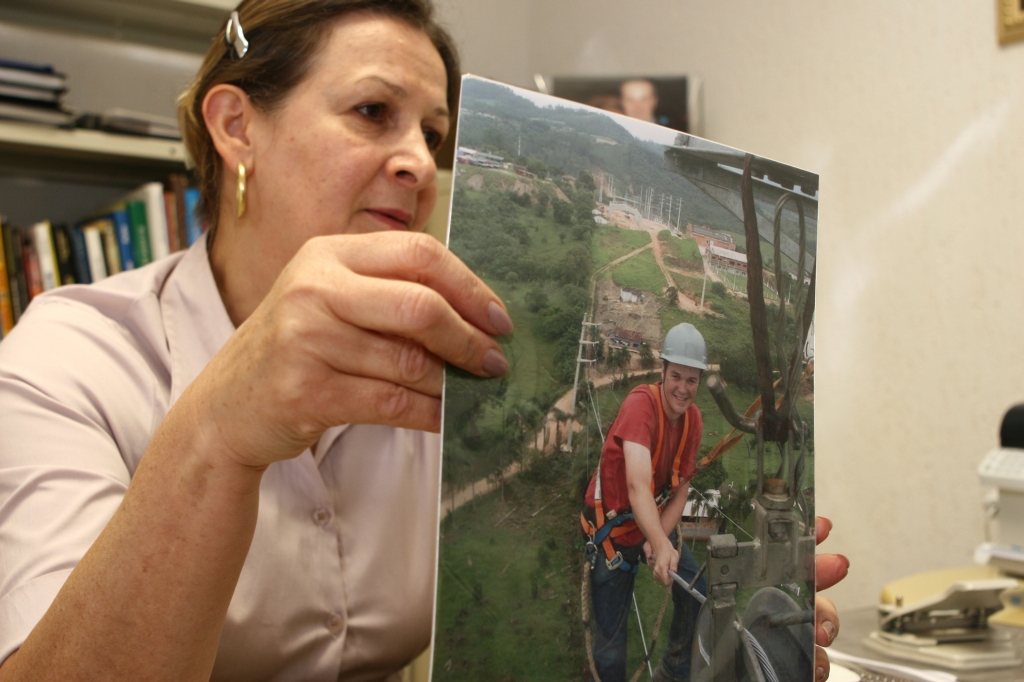 Terezinha Griebeler perdeu o filho Jefferson Luís no ano passado. Ele foi fazer uma cirurgia no joelho, no Hospital Geral da Unimed, em Ponta Grossa, e teve morte cerebral | Henry Milléo/Gazeta do Povo