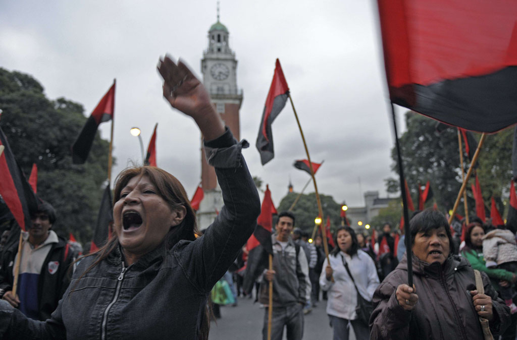 Trabalhadores argentinos protestam contra escritores em frente de hotel | Alejandro Pagni/AFP