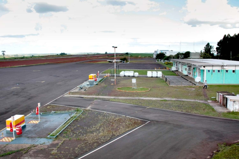 A pista do aeroporto de Cascavel está em ampliação, mas o terminal de passageiros é insuficiente para a demanda. Governo planeja novo aeroporto na região | Cesar Machado/Valepress