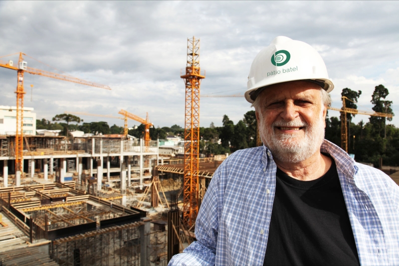 O empresário Salomão Soifer posa especialmente para a coluna diante de seu futuro shopping, o Pátio Batel, que está sendo construído em Curitiba. Diariamente ele inspeciona o trabalho dos operários da sacada de seu escritório, instalado estrategicamente ao lado do canteiro de obras, na galeria Design Center | Cláudio Silva