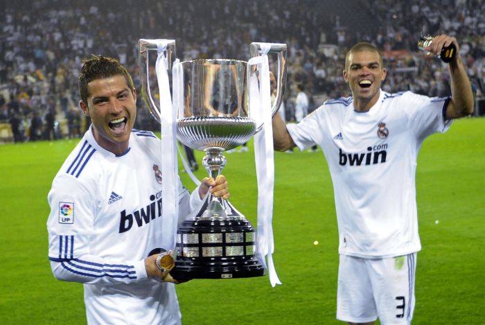 Português Cristiano Ronaldo comemora com o brasileiro naturalizado português Pepe | Felix Ordonez / Reuters