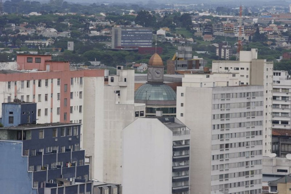 Vender usados fica mais difícil, mas preço continua em alta A oferta de imóveis usados para a venda cresceu 5% em 12 meses. No mesmo período, os preços subiram até 34% | Daniel Derevecki / Gazeta do Povo