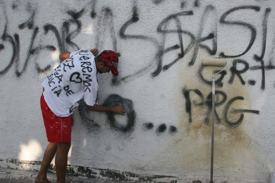 Compaixão em resposta à violência. Ex-alunos da Escola Tasso da Silveira decidiram responder à violência com um gesto de compaixão. Eles pintaram o muro da casa onde morou a família de Wellington Menezes de Oliveira, na Rua do Cacau, no mesmo bairro, que foi pichado por vândalos na madrugada de domingo. Cartolinas foram coladas para fechar os buracos feitos no portão de alumínio com pedradas. No muro haviam sido escritas palavras como "covarde" e "assassino". Vizinhos e moradores de Realengo contribuíram com a compra da tinta branca. Um cartaz também foi colocado na calçada afirmando que a culpa não é dos parentes de Wellington, e que o bairro é pacífico. Ontem, quatro dos 12 adolescentes feridos no ataque receberam alta | Luiz Gomes/Folhapress