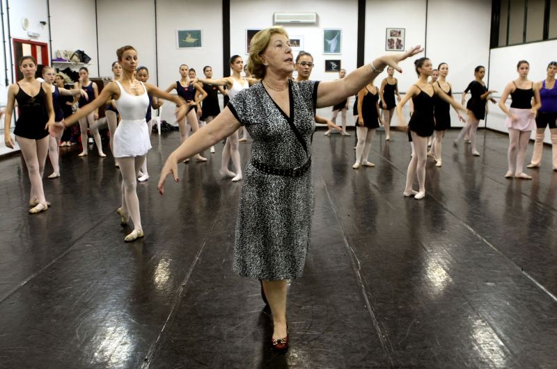 Dora de Paula Soares, professora e proprietária do Studio D1, ensina alunas de todas as idades e tipos físicos: Elas estão aqui pelo prazer de dançar | Walter Alves / Gazeta do Povo