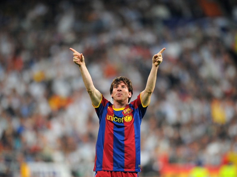 Lionel Messi celebra um de seus gols sobre o rival Real Madrid: atacante, considerado o melhor do mundo pela Fifa, já balançou as redes 52 vezes na temporada | Lluis Gene/ AFP