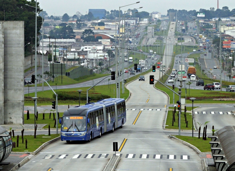 O novo ligeirão azul na Linha Verde, obra considerada de cunho metropolitano pela possibilidade de melhorar o acesso a cidades da RMC. | Walter Alves/Gazeta do Povo