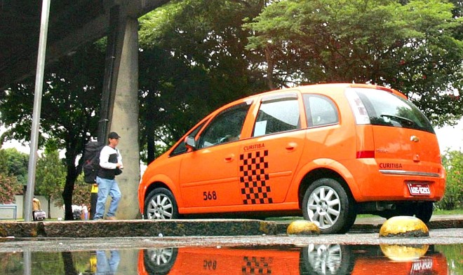 Curitiba tem 2.252 táxis, mas os motoristas são os que menos ganham dinheiro: permissionários cobram diárias que chegam a R$ 150 | Ivonaldo Alexandre/Gazeta doPovo