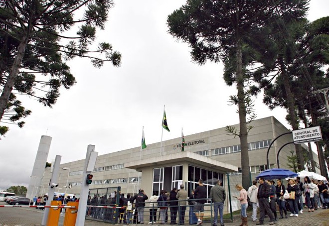 Eleitores chegam a ficar mais de uma hora para conseguir se recadastrar |