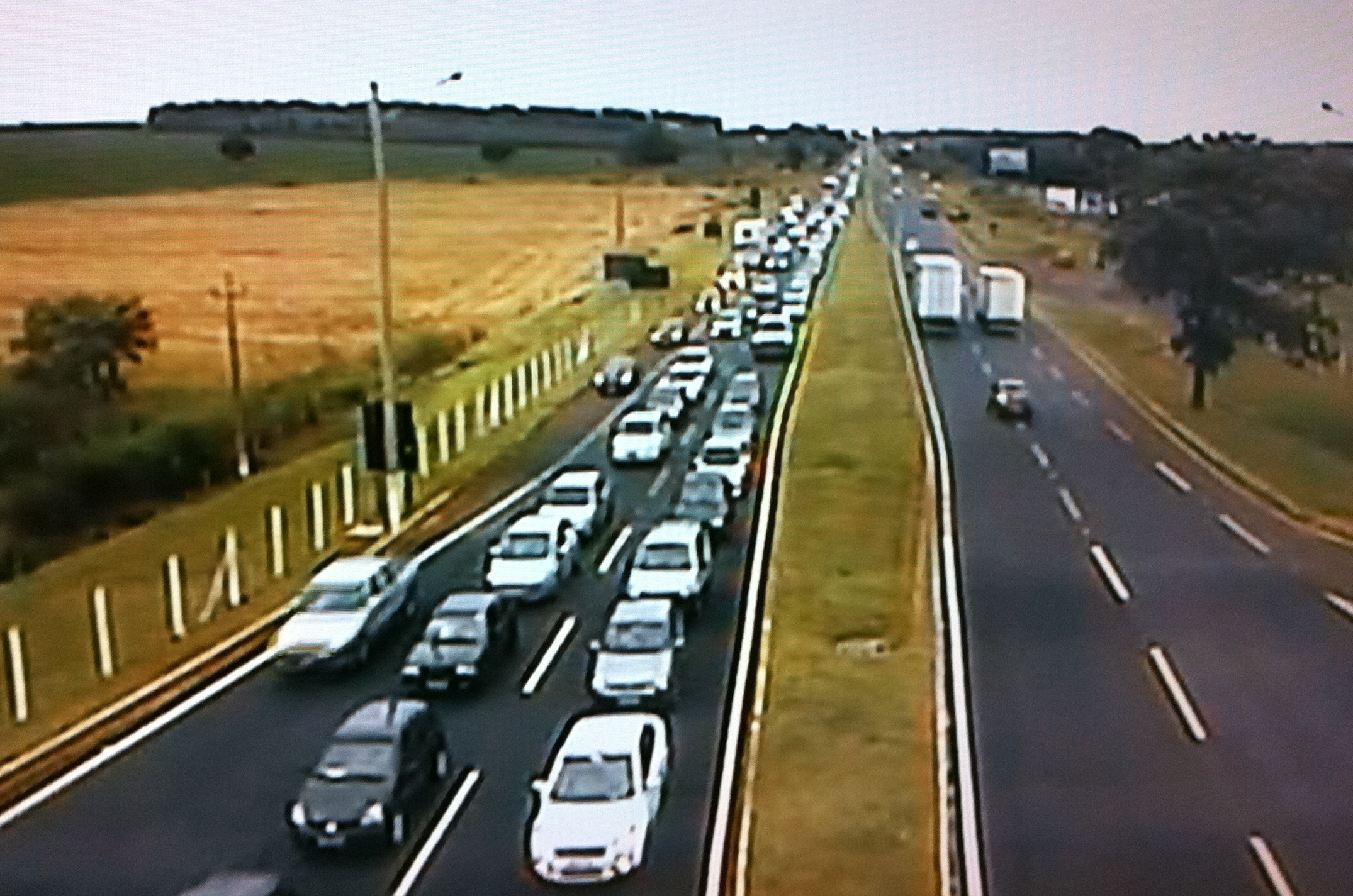 Por volta das 17h, o congestionamento era de mais de quatro quilômetros na praça da Viapar de Mandaguari | Assessoria de comunicação / Viapar